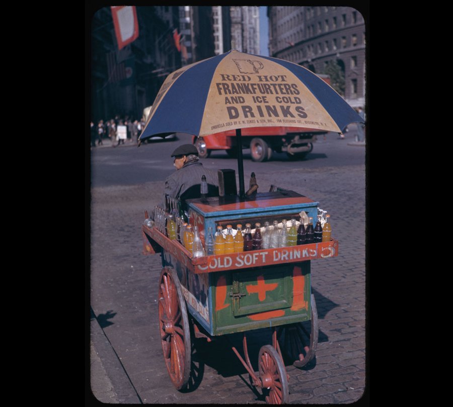 portable-soft-drink-stand-at-bowling-green-1942.jpg