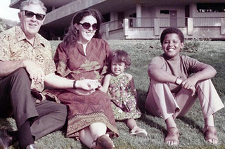 Ann_Dunham_with_father_and_children.jpg