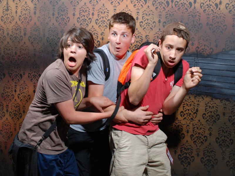 niagara-falls-haunted-house-fear-factory-funny-pictures-of-scared-people-12.jpg