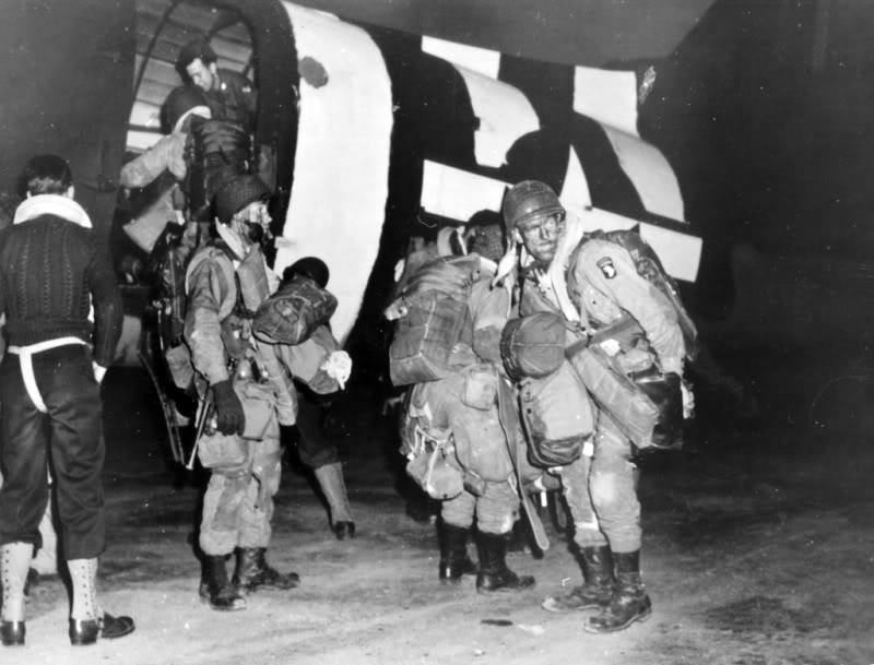 101st-airborne-fully-loaded-paratroopers-standing-outside-their-plane.jpg