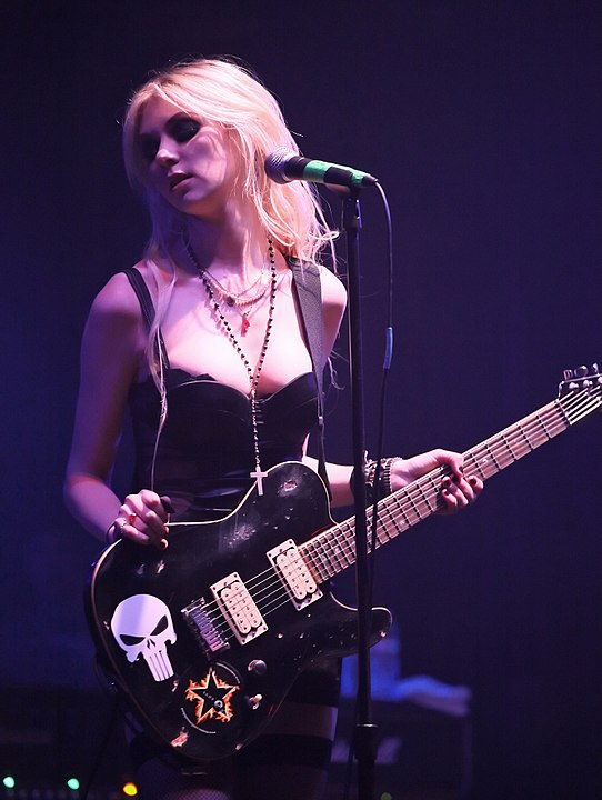 542px-Taylor_Momsen_-_Warped_Tour_Kickoff_(5).jpg