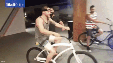 5EE4fS7bBg7Ul6yU8K.gif