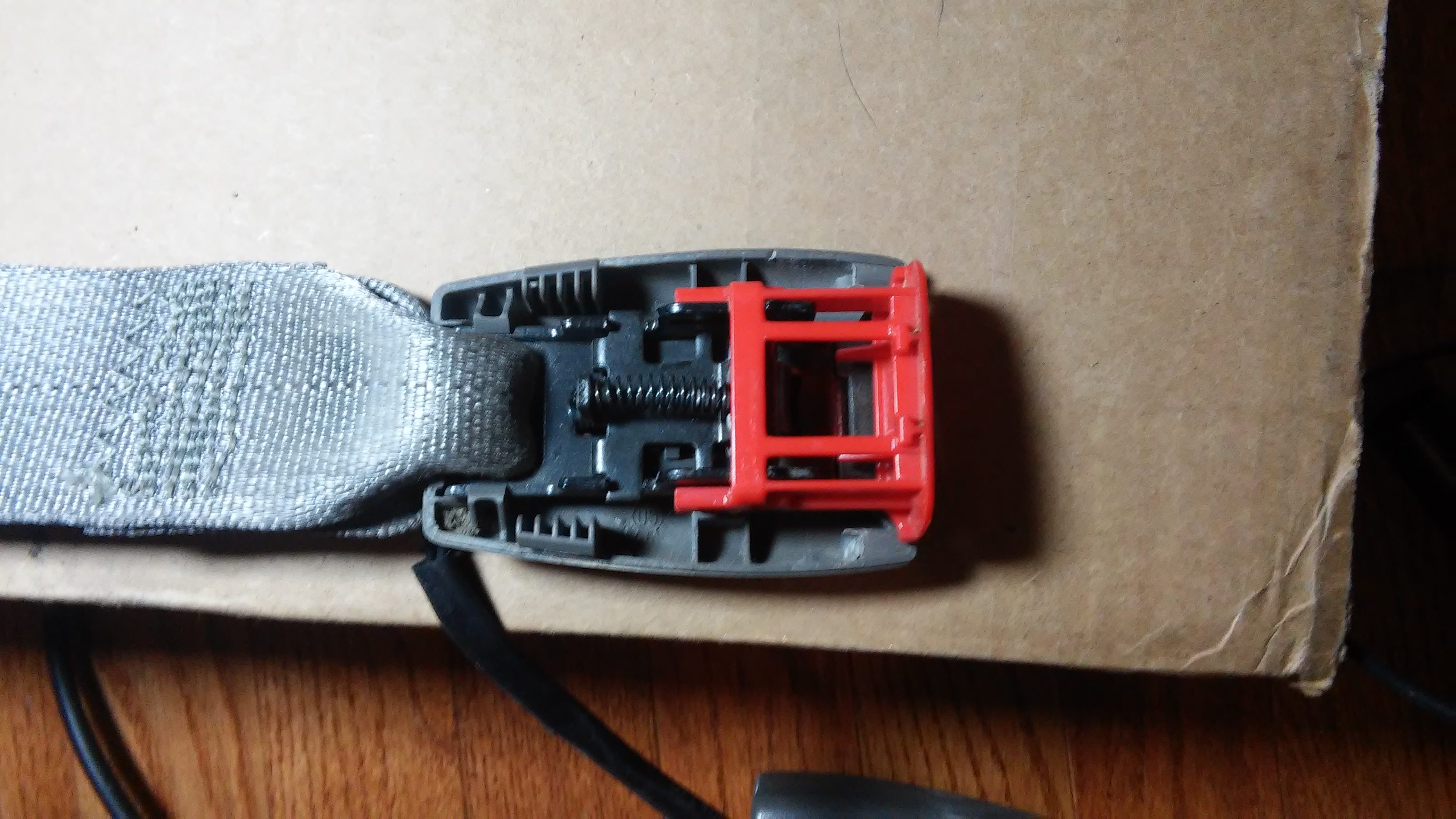 Seat belt clearance buckle mechanism