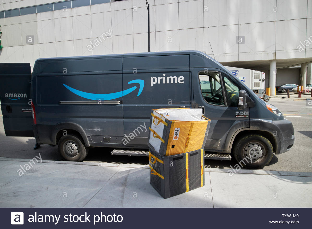amazon-prime-delivery-van-in-downtown-chicago-il-usa-TYW1M9.jpg