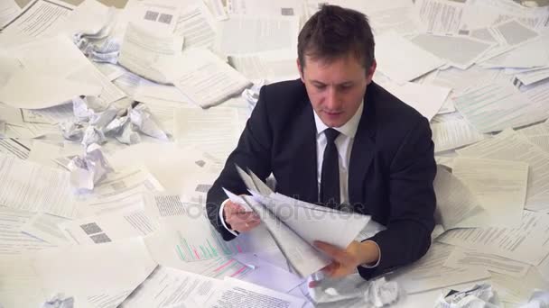 depositphotos_179243168-stock-video-the-man-in-the-office.jpg