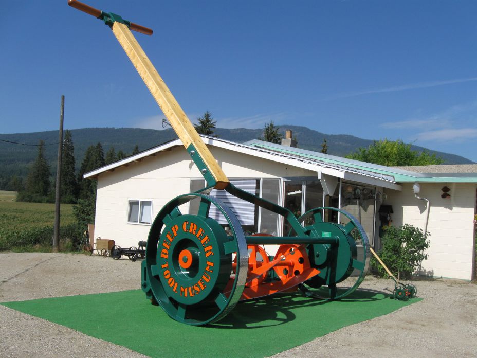 giant-reel-lawnmower-01.jpg