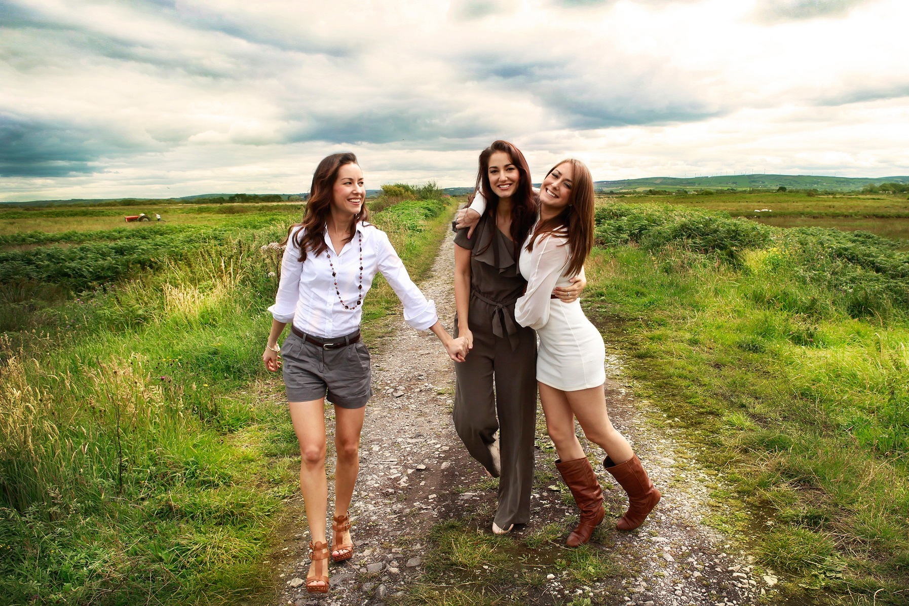 The girls insisted going to the countryside. Ирландия девушки. Ирландия люди девушки. Ирландия молодежь. Ирландские девушки с парнями.