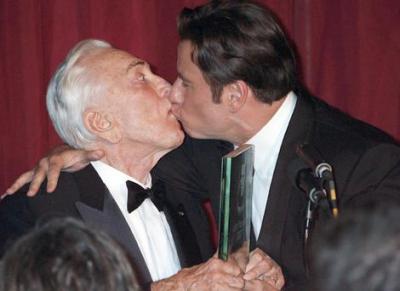 kirk-douglas-and-john-travolta-kiss.jpg