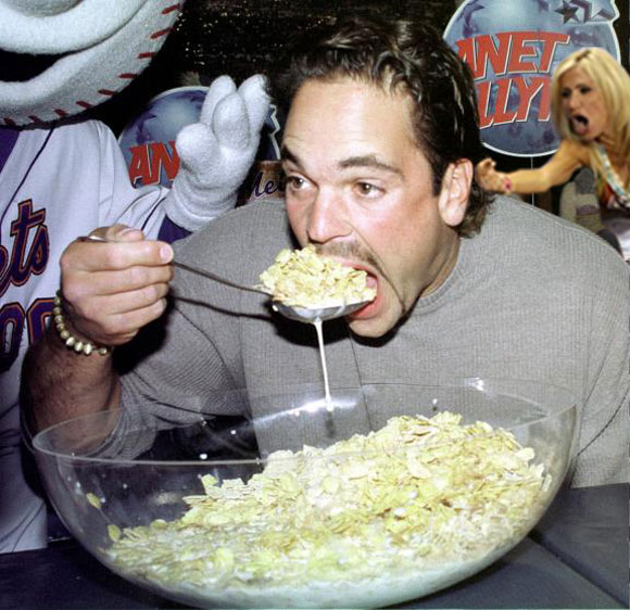 mike-piazza-eating-cereal-flicked-off.jpg