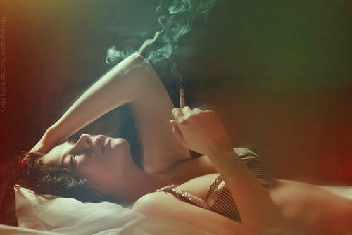 smoking,alone,bed,smoke,woman,smoking,sexy-886123894477bcf62f8f4ed2ee2d7c9a_h_large.jpg