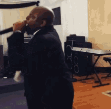 tenor-6.gif