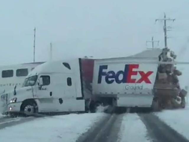 train-fedex-truck-cras_1485302081203_53933767_ver1.0_640_480.jpg