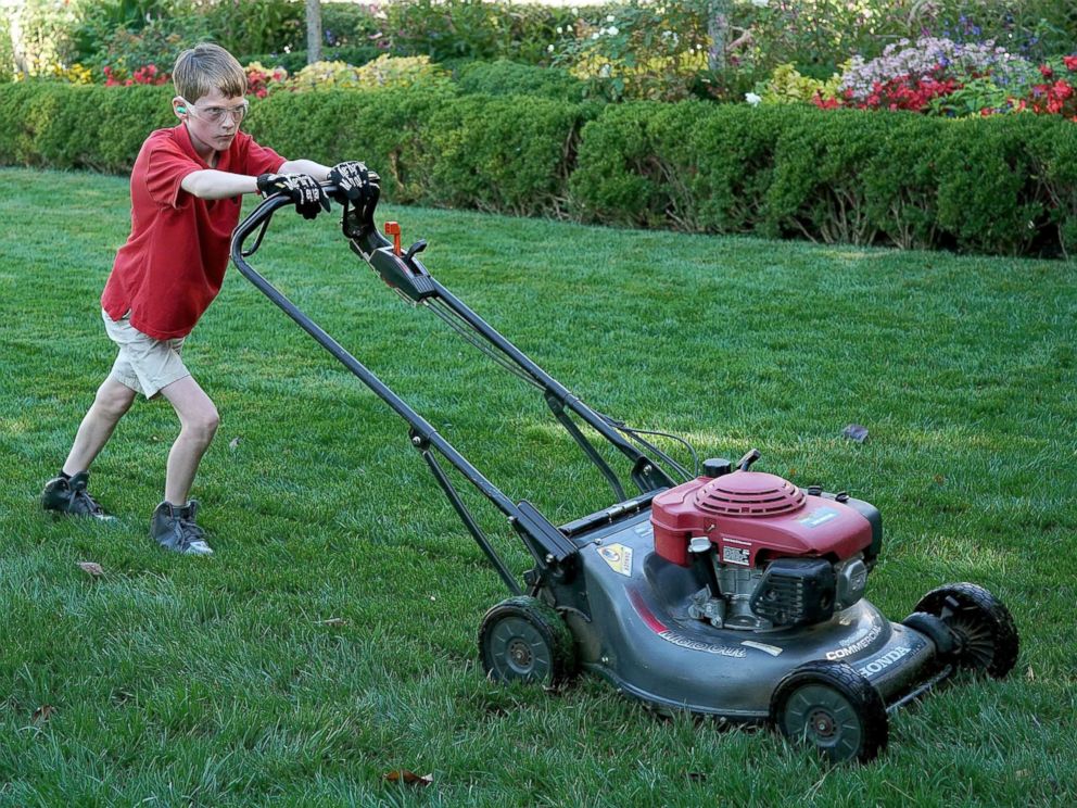 white-house-lawn-mowed-01-gty-jef-170915_4x3_992.jpg