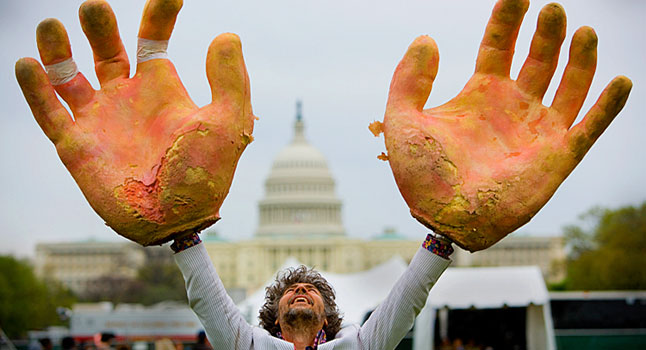 wayne_coyne_big_hands_646_zpse9119cb4.jpg