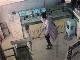 0_1_74380_Dziecko_kurwa_bec_nakurwia_salto_przez_calyczastluklo.gif