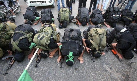 hamas-pray-550x327.jpg