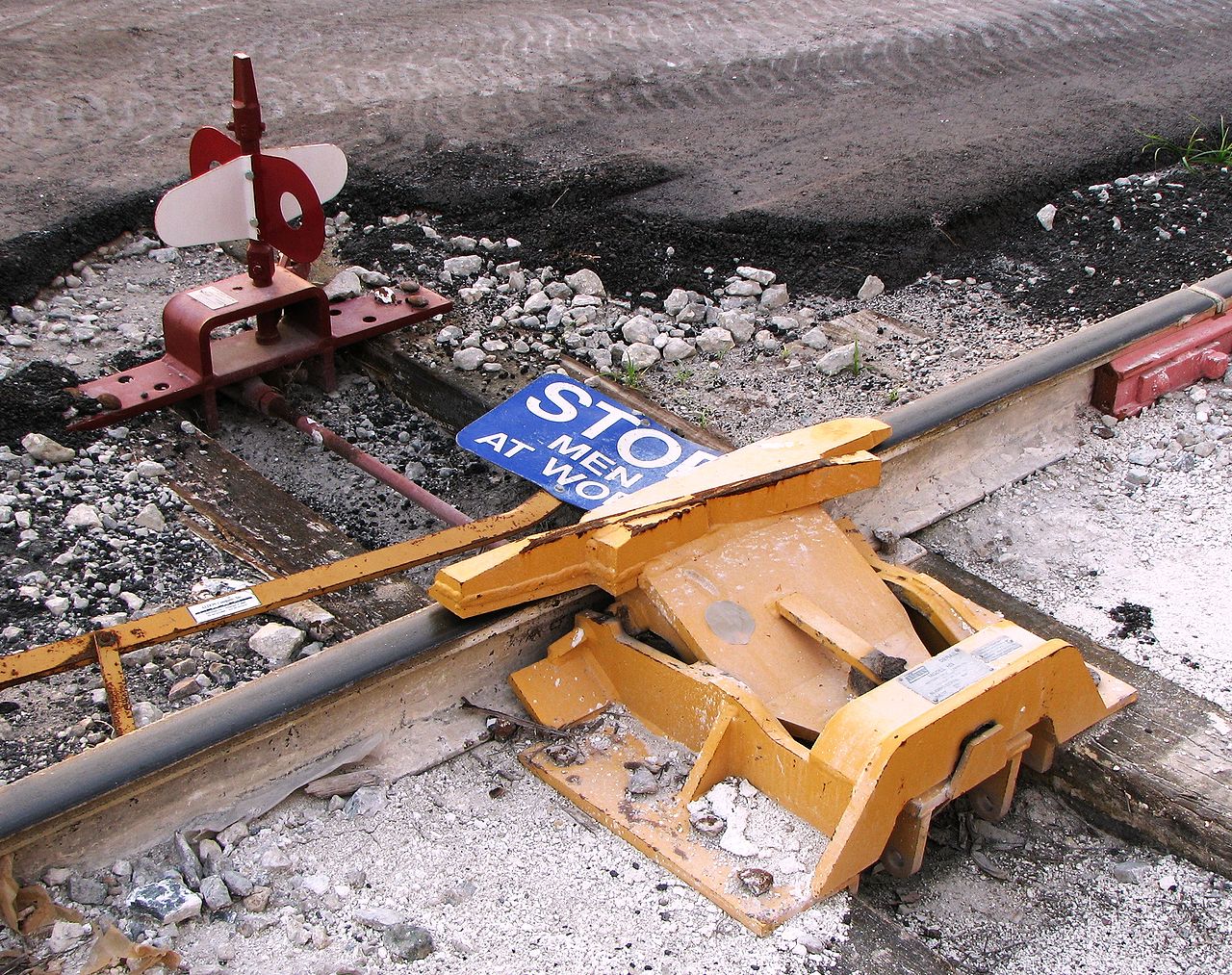 1280px-Derail.JPG