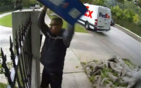 FedEx_worker_caugh_2089925c.jpg