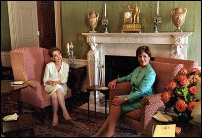 Laura_Bush_and_Martha_Sahagun_de_Fox.jpg