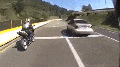 sorprendente-accidente-en-moto-OGNhk.gif