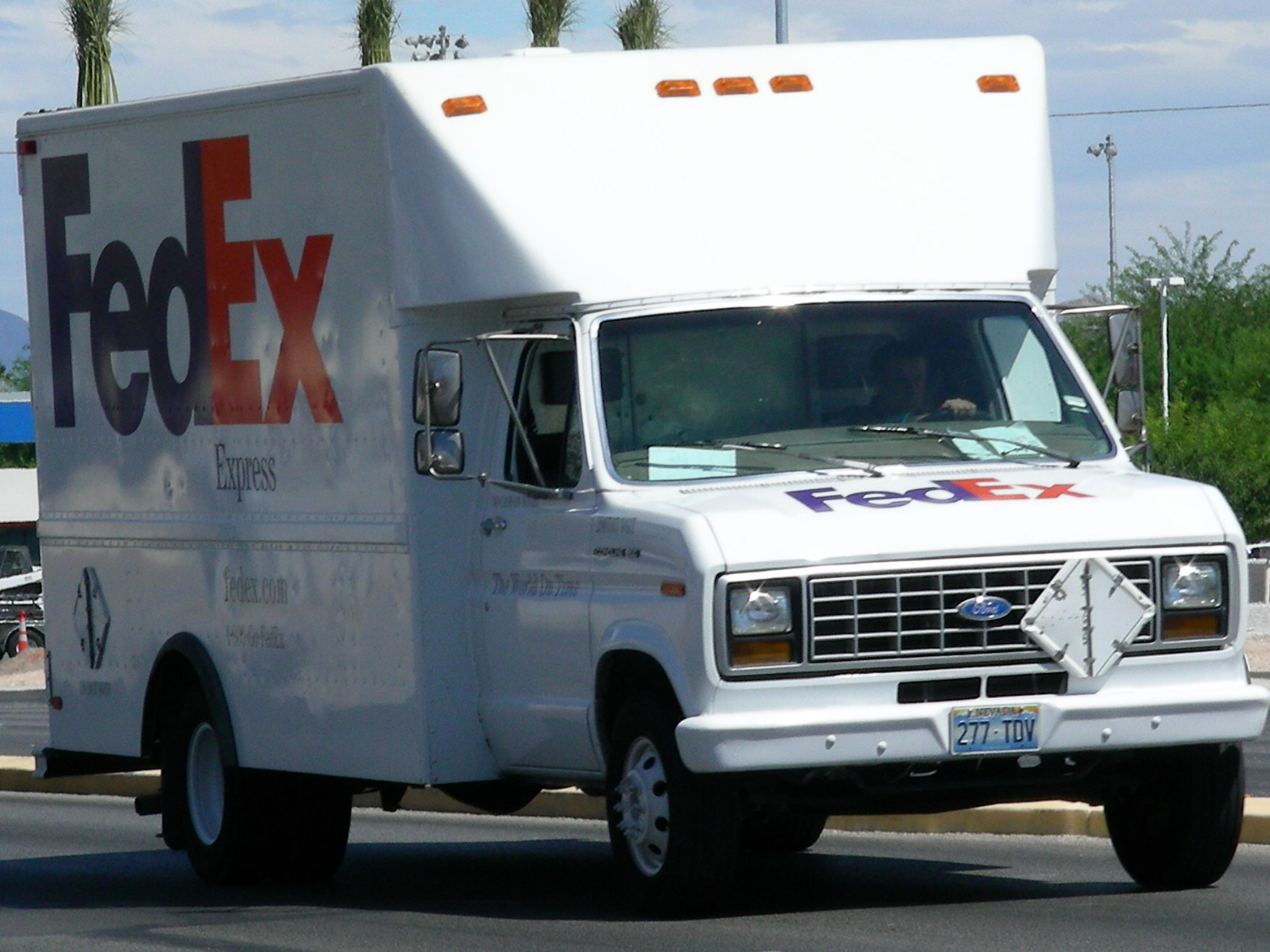 1990_Ford_Econoline_Box_Van_FedEx.jpg