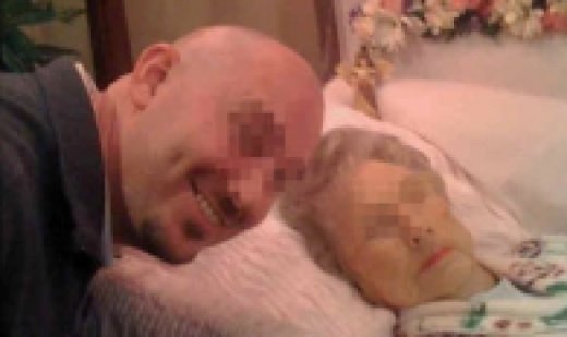 69092__520x440_funeral-selfie-2.jpg