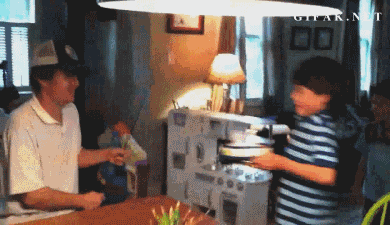 Oh-no-the-cake-No-no-no-no-no-Im-okay-GIFS-s390x225-411431.gif