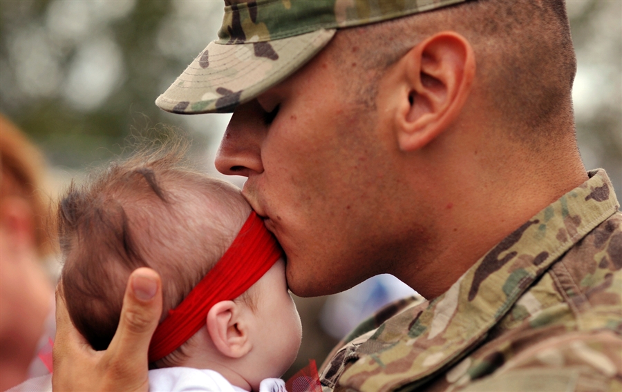 Мужчина вернулся с войны. Военный с ребенком. Солдат с ребенком. Российский военный с ребенком. Семья военного.
