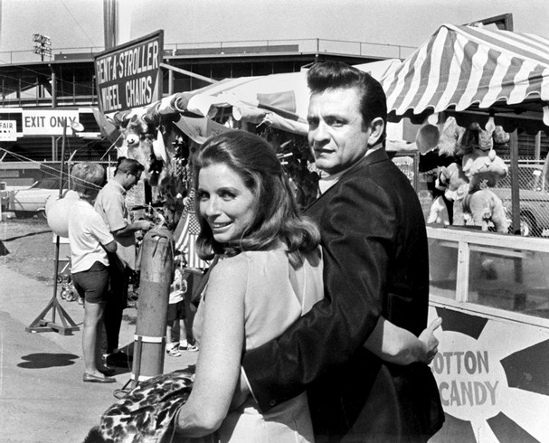 The-real-Johnny-Cash-and-June-Carter-Cash-walk-the-line-29381794-607-490.jpg