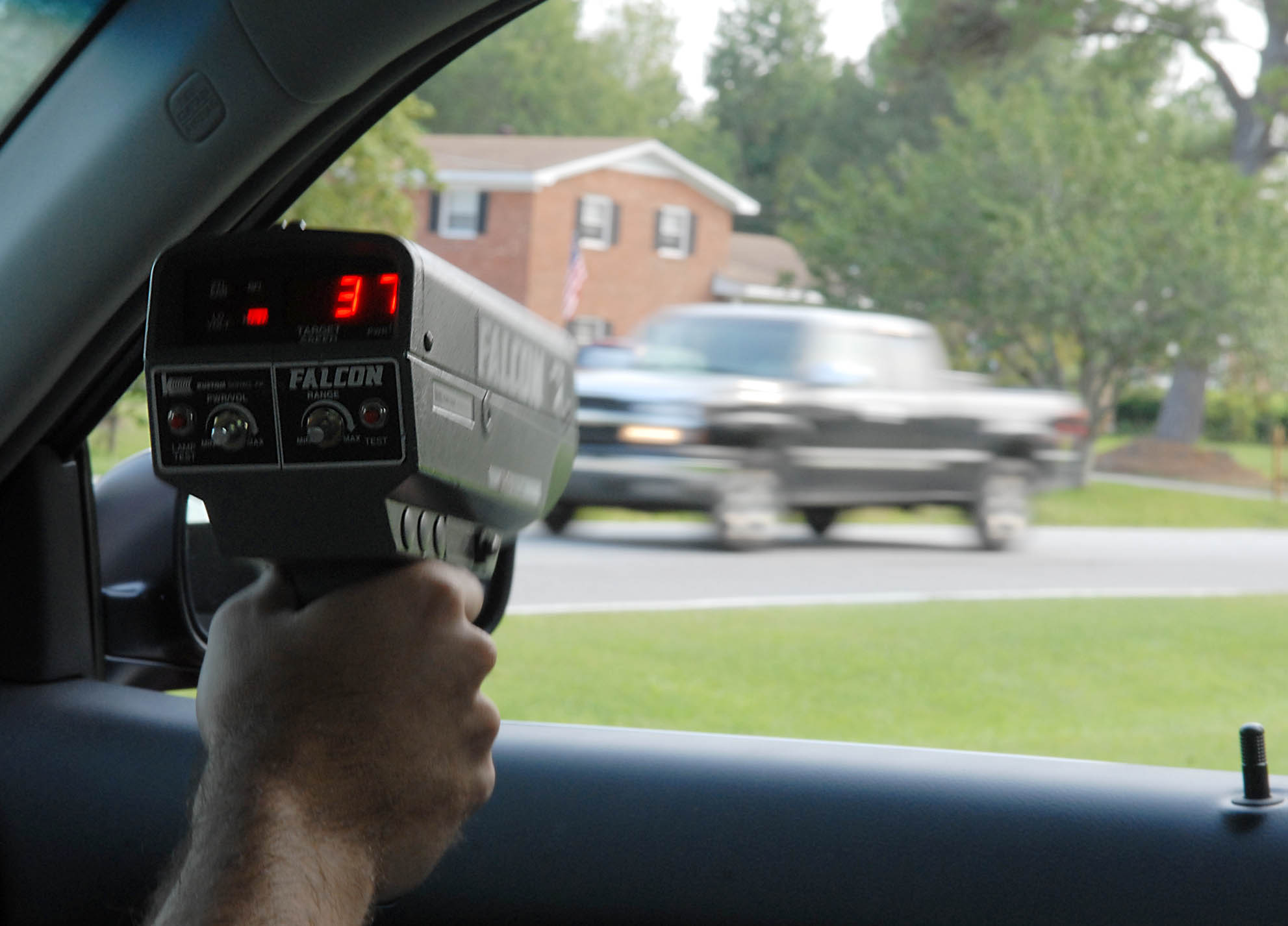 Измерение скорости машины. Радар для измерения скорости. Ручной радар. Радар полиции. Радар для измерения скорости автомобиля для полиция.