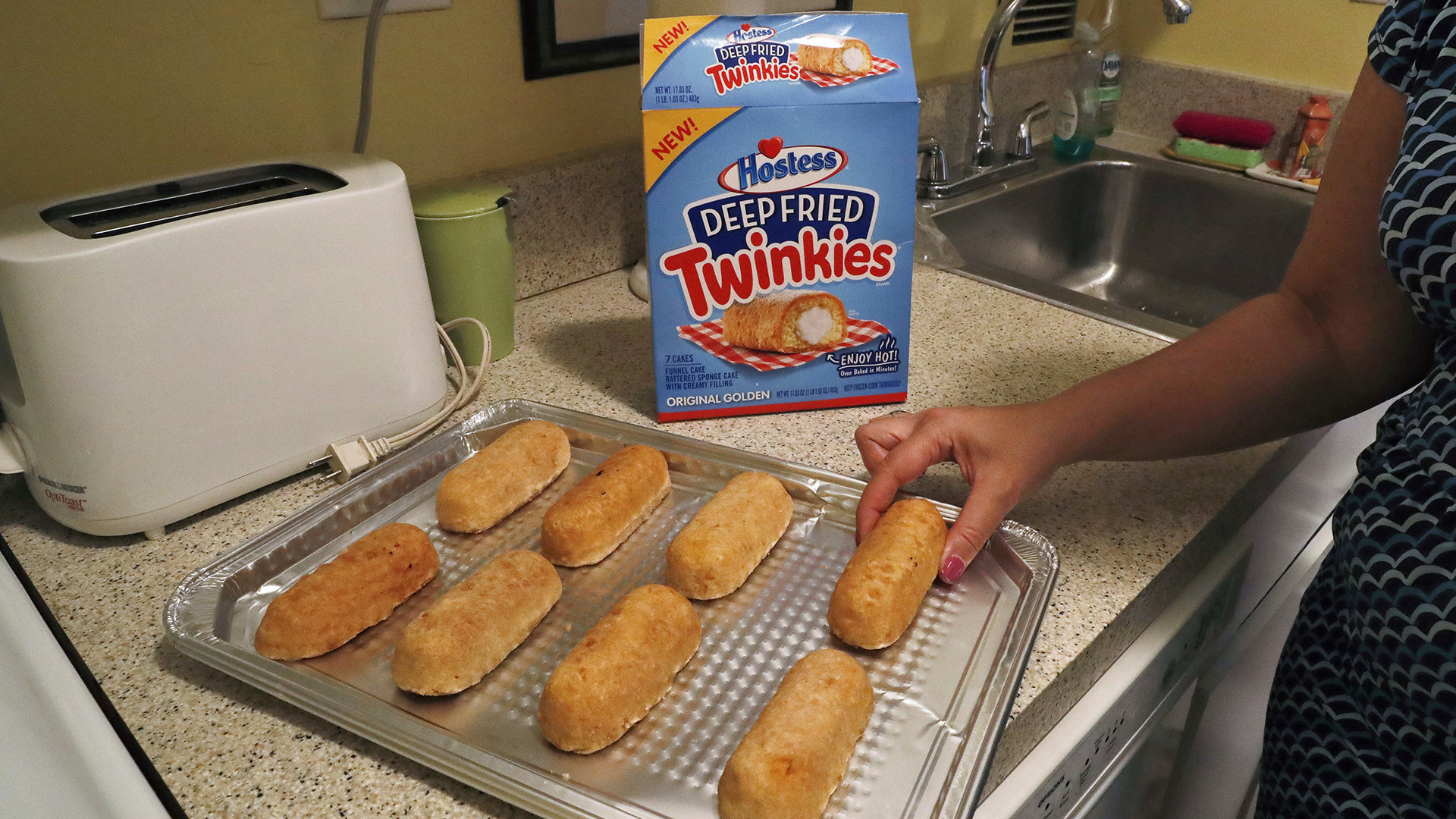 ct-hostess-deep-fried-twinkies-20160812