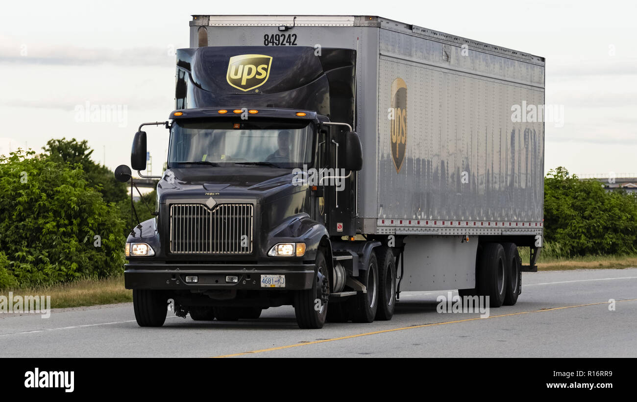 Ups semi truck hi-res stock photography and images - Alamy