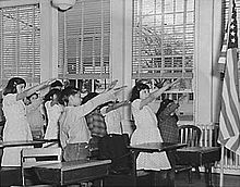 220px-Students_pledging_allegiance_to_the_American_flag_with_the_Bellamy_salute.jpg