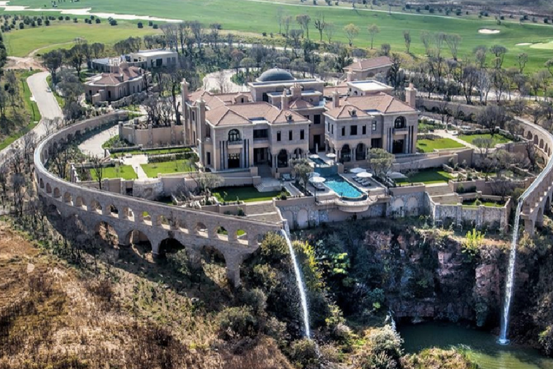 biggest-house-in-the-world-awesome-palazzo-steyn-south-africa-s-most-expensive-amp-lavish-mega-mansion-of-biggest-house-in-the-world.png